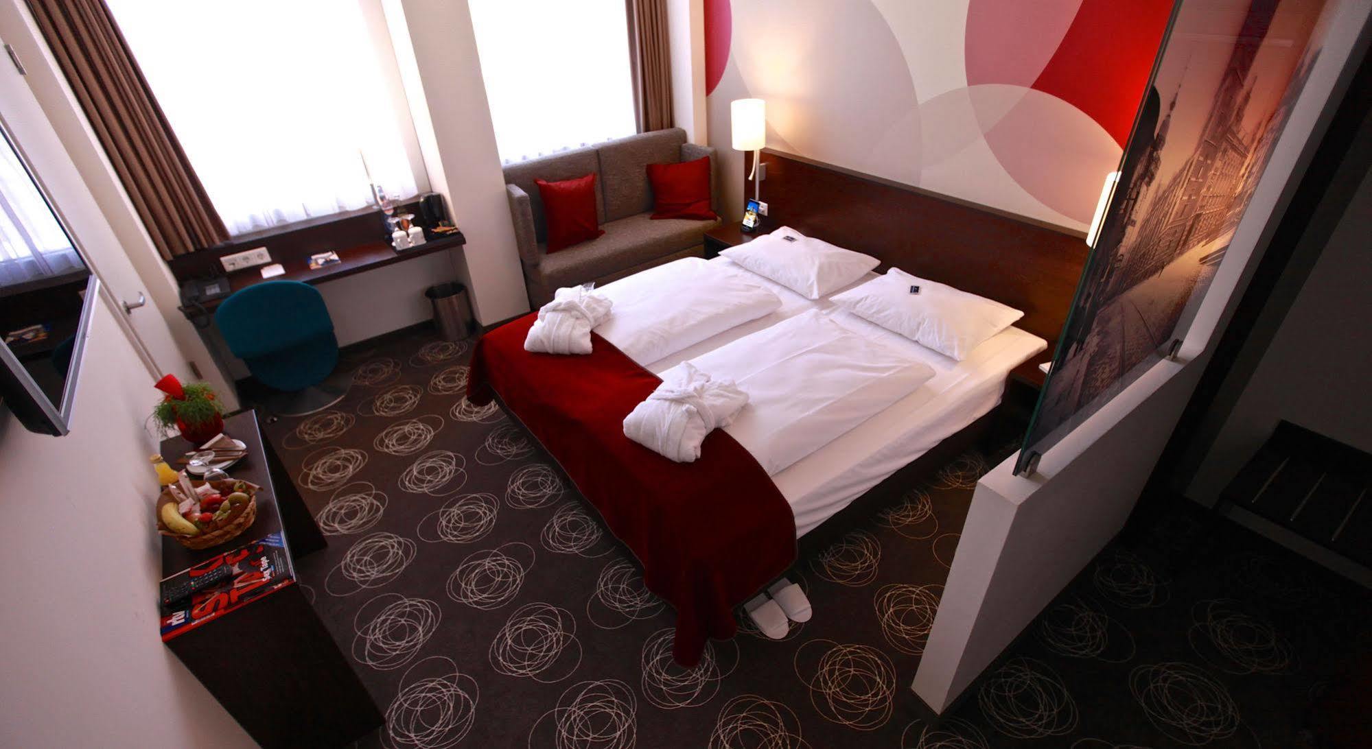 Webers - Das Hotel Im Ruhrturm Essen Esterno foto